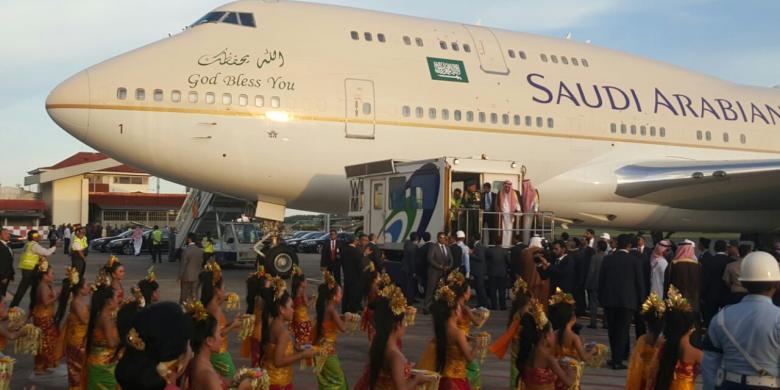 Rombongan Raja Salman bin Abdulaziz Al-Saud tiba di Bandara Ngurah Rai, Bali, Sabtu (4/3/2017), disambut oleh Tari Pendet yang dibawakan 50 penari cilik. 