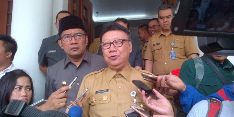 Menteri Dalam Negeri Tjahjo Kumolo saat bertemu dengan Wali Kota Bandung Ridwan Kamil di Balai Kota Bandung, Jalan Wastukancana, Senin (6/3/2017). KOMPAS.com/DENDI RAMDHANI 