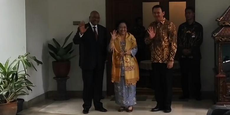 Presiden Afrika Selatan Jacob Zuma bersama Mantan Presiden Kelima RI Megawati Soekarnoputri, dan Gubernur nonaktif DKI Jakarta Basuki Tjahaja Purnama (Ahok) menyapa awak media di kediaman Megawati, di Jalan Teuku Umar, Menteng, Jakarta Pusat, Rabu (8/3/2017).