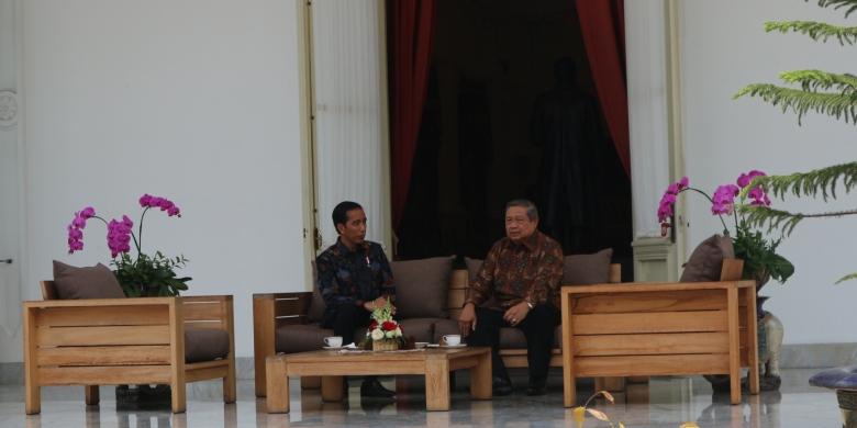 Presiden Joko Widodo menerima Presiden keenam Susilo Bambang Yudhoyono di Istana Merdeka, Jakarta, Kamis (9/3/2017).