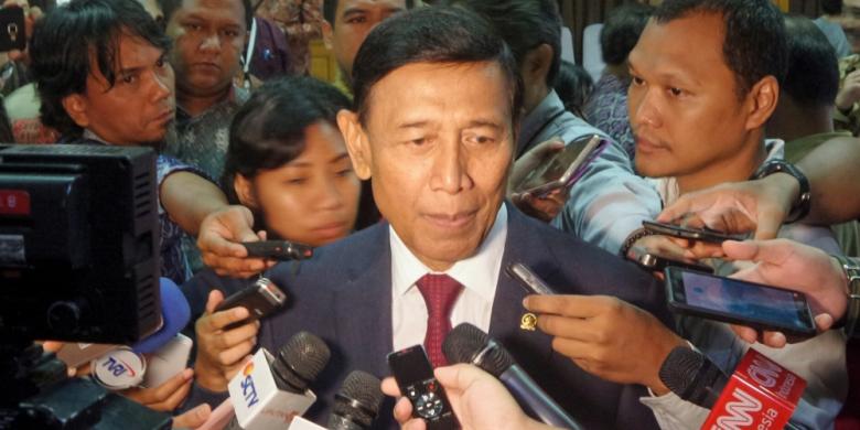 Menteri Koordinator bidang Politik, Hukum dan Keamanan Wiranto saat ditemui di kantor Kemenko Polhukam, Jakarta Pusat, Kamis (9/3/2017).