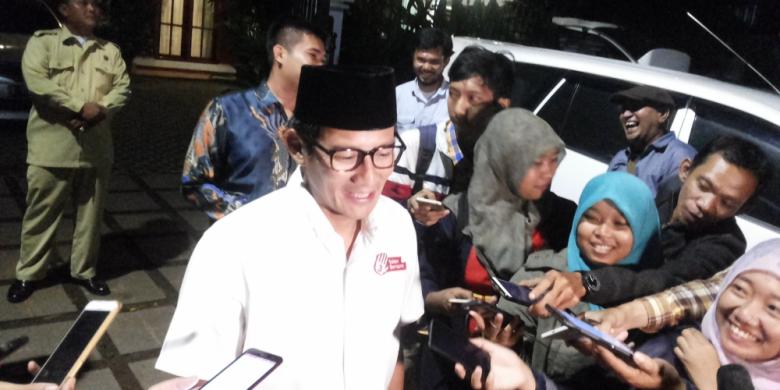 Calon wakil gubernur DKI Jakarta nomor tiga Sandiaga Uno usai mengadakan pertemuan dengan Prabowo dan sejumlah petinggi Partai Gerindra di rumah Prabowo di Jalan Kertanegara, Kebayoran Baru, Jakarta Selatan, Jumat (10/3/2017).