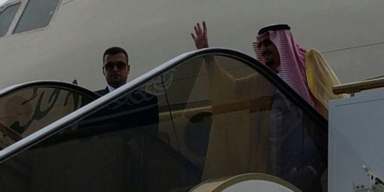 

Raja Arab Saudi Salman Bin Abdulazis Al Saud melambaikan tangan sebelum meninggalkan Pulau Bali, Minggu (12/3/2017) pada pukul 11.13 Wita, dengan pesawat kerajaan.