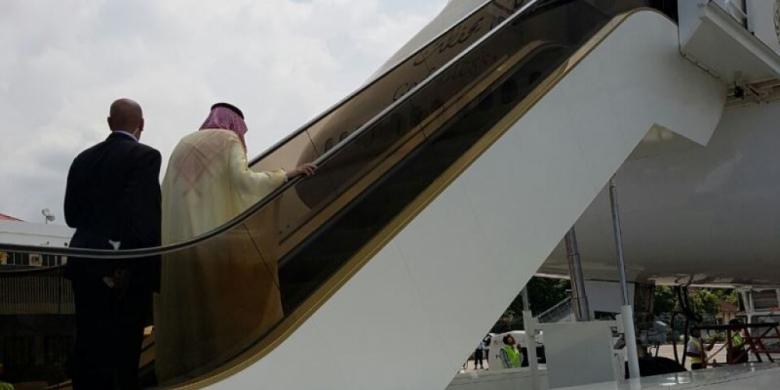 

Raja Arab Saudi Salman Bin Abdulazis Al Saud menaiki eskalator menuju pesawat kerajaan sebelum meninggalkan Pulau Bali, Minggu (12/3/2017) pada pukul 11.13 Wita.
 