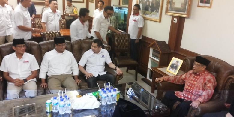 Pasangan calon gubernur dan calon wakil gubernur nomor pemilihan tiga Anies Baswedan dan Sandiaga Uno saat menemui Ketua Umum PB Nahdlatul Ulama Said Aqil Siradj di Kantor PBNU, Jalan Kramat Raya, Jakarta Pusat, Selasa (14/3/2017).