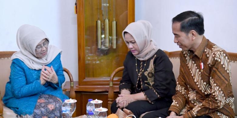 Presiden Joko Widodo dan Ibu Negara Iriana berbincang dengan istri K.H Hasyim Muzadi, Hj. Mutammimah di kediaman Hasyim, Malang, Jawa Timur, Rabu (15/3/2017). Jokowi hendak menjenguk Hasyim yang tengah terbaring sakit.