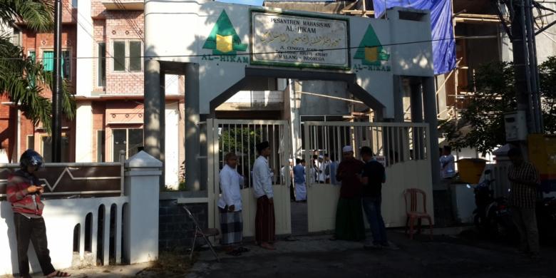 Suasana di Pondok Pesantren Al-Hikam, Kota Malang, Kamis (16/3/2017). Sejumlah pelayat berdatangan ke kediaman KH Hasyim Muzadi yang baru saja meninggal dunia