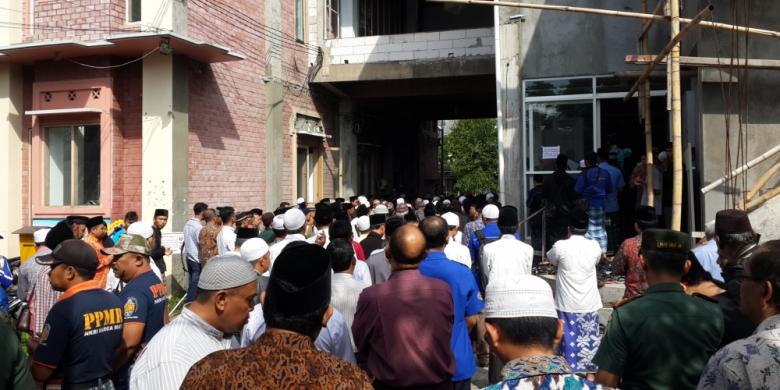 Sejumlah pelayat yang memadati Pondok Pesantren Al-Hikam, Kota Malang untuk menshalati KH Hasyim Muzadi yang baru saja meninggal dunia, Kamis (16/3/2017)