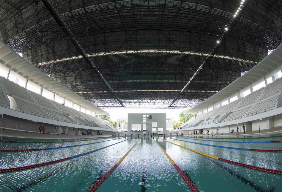 Suasana renovasi arena kolam renang Kawasan Gelora Bung Karno Senayan, Jakarta, Rabu (4/10). Renovasi kolam renang sebagai salah satu venue Asian Games 2018 tersebut memakan biaya sekitar 274 Miliar dan direncanakan selasai pada bulan Oktober ini. Foto: Tabloid Bola