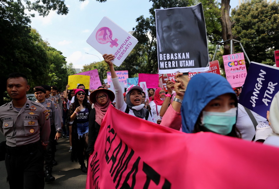 Sejumlah aktivis aliansi yang tergabung dalam Women's March Jakarta melakukan aksi di Taman Aspirasi Monas, Jakarta Pusat, Sabtu (4/3/2017). Aksi Women's March ini menyuarakan delapan butir tuntutan kepada pemerintah, beberapa di antaranya adalah menuntut Indonesia kembali ke toleransi dan keberagaman serta menuntut pemerintah dan masyarakat agar melindungi lingkungan hidup dan pekerja perempuan.